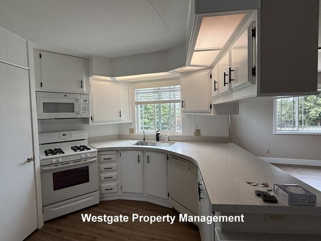 Building Photo - Beautiful Modern 2/2 Country Home - 985 Eastman Lane