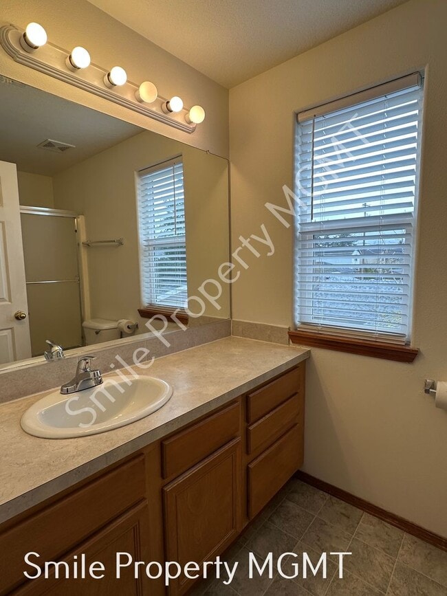 Building Photo - Lovely house with 3 bedrooms and 2.5 bathroom.