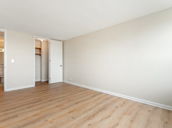 Building Photo - 1700 E 56th St