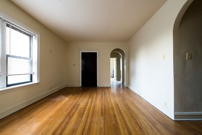 Building Photo - 1514 W 77th