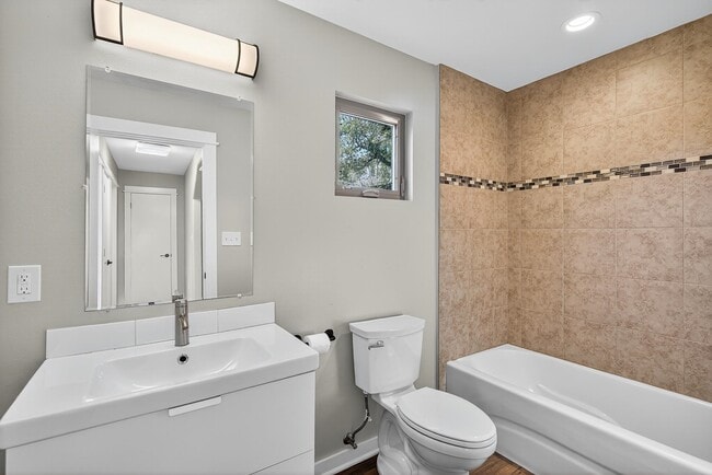 Building Photo - 4305 Oak Park Dr