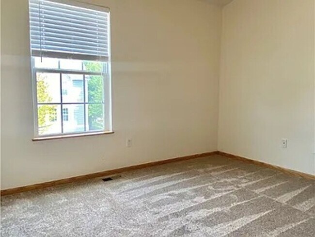 Building Photo - 3005 SW Sharmin Ln