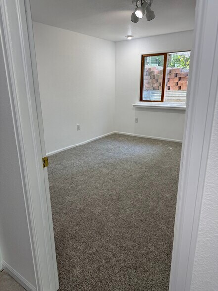 Building Photo - 2570 Paintbrush Ln