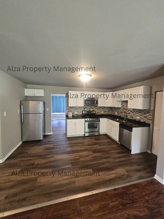 Building Photo - 828 Poplar Ln