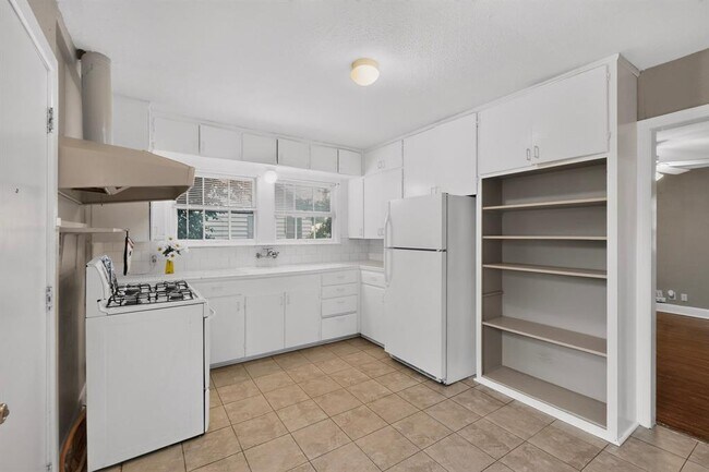 Building Photo - 3100 Breeze Terrace