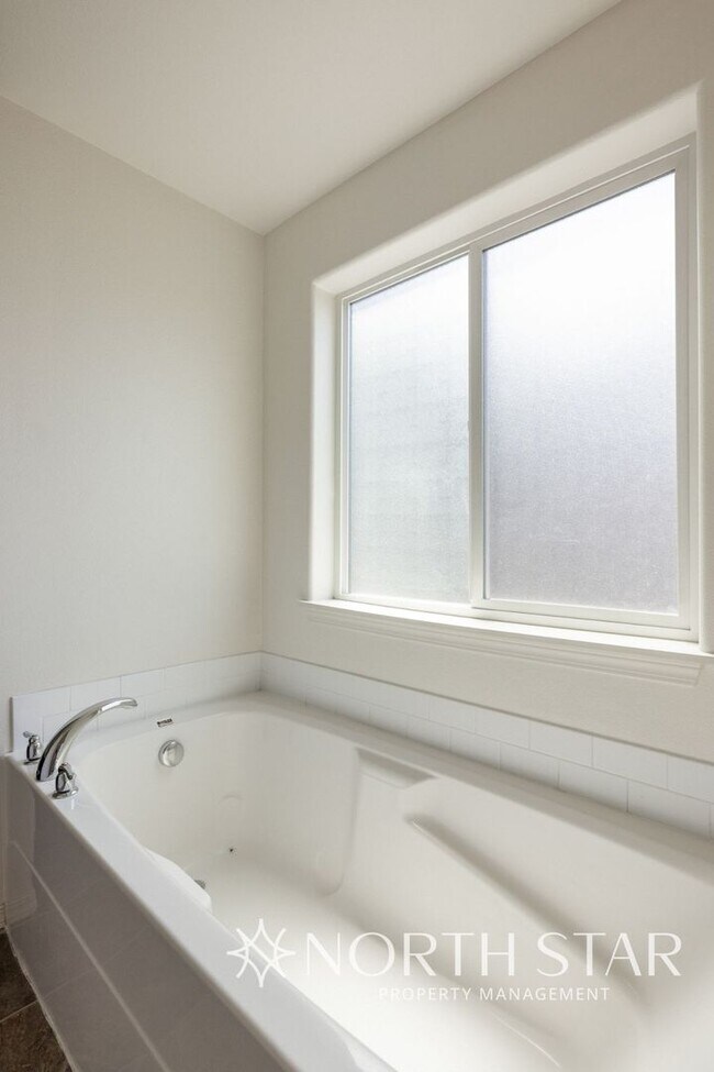 Building Photo - Recently Renovated 3 Bed, 2.5 Bath w/ Offi...