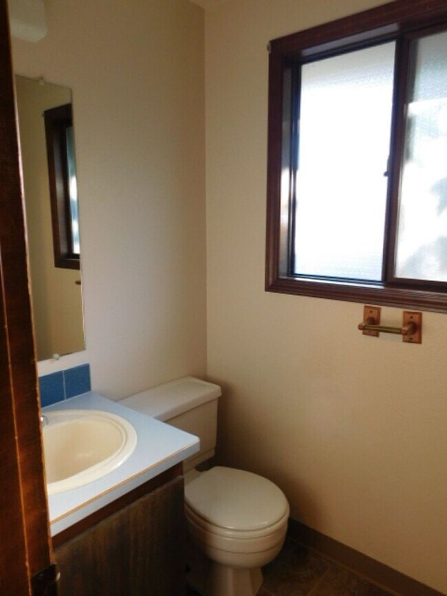 Building Photo - 3Bd/1.5Ba Single Story House - For Viewing!