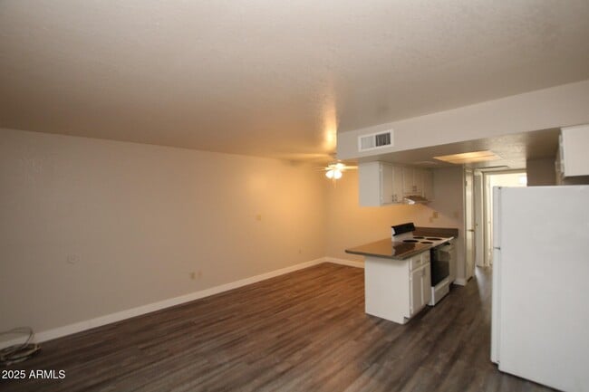 Building Photo - 3004 E Waltann Ln