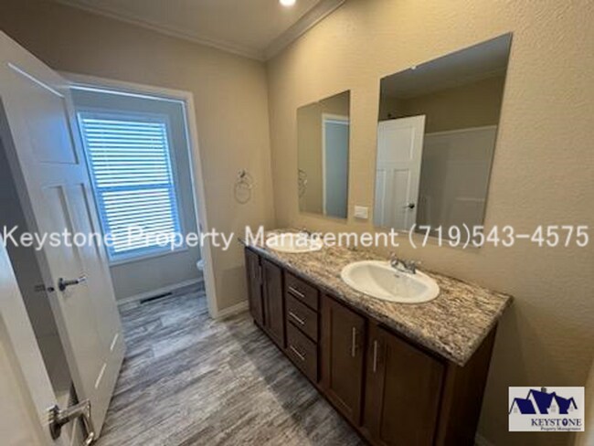 Building Photo - Upscale, Modern 4 Bedroom/2 Bathroom/2 Car...