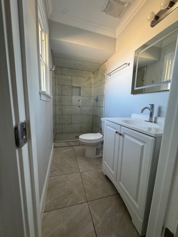 Building Photo - 584 Lakeview Rd