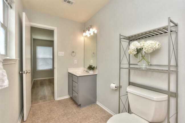 Building Photo - 2206 Weiss Ln