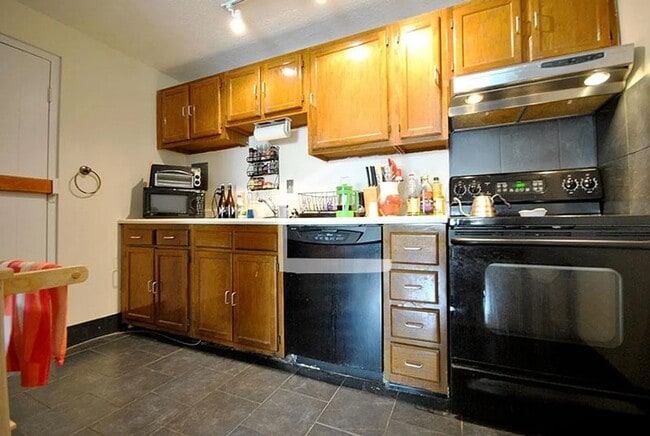 Building Photo - SPACIOUS AND BRIGHT BRIGHTON 2 BED W/ DISHWASHER ~ HT/HW INCL