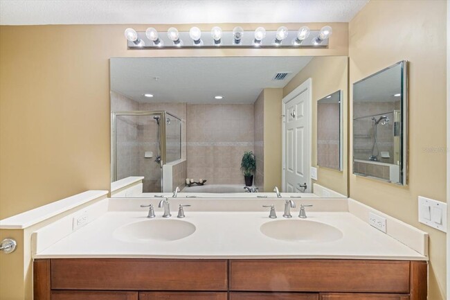 Building Photo - 800 N Tamiami Trl