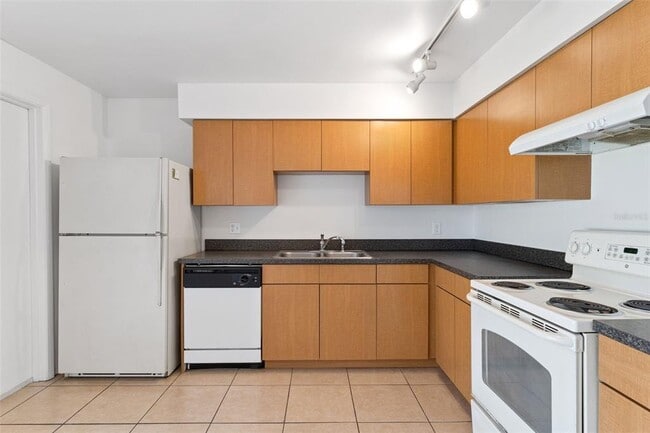 Building Photo - 8137 Parrot Dr