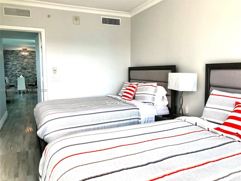 Building Photo - 3101 S Ocean Dr