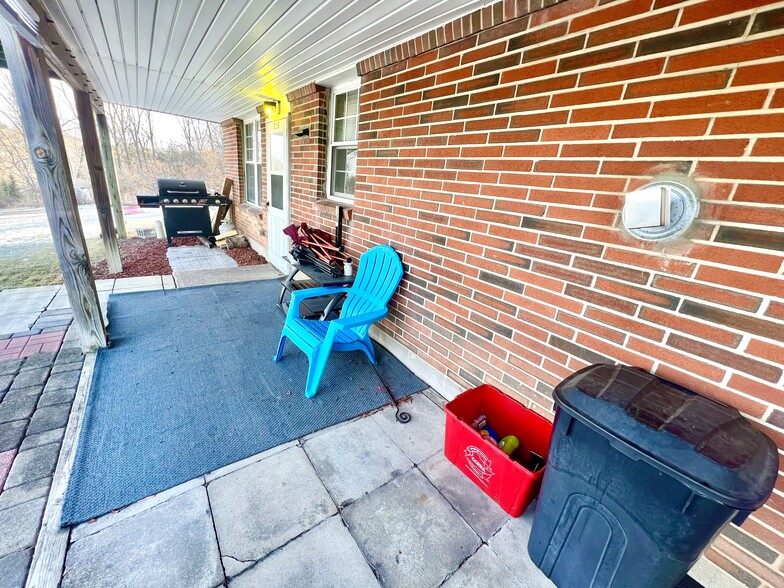 Building Photo - 215 Hill Dr