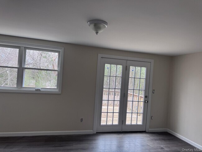 Building Photo - 35 Hallock Rd