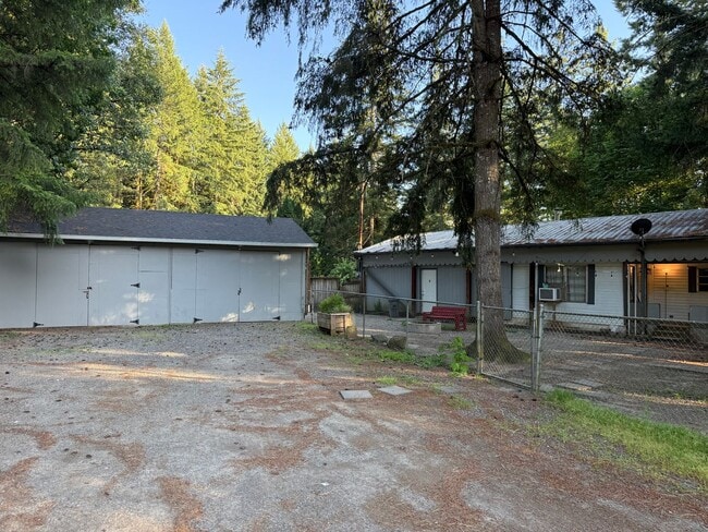 Building Photo - 3 Bedroom on large lot