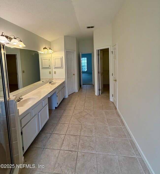 Building Photo - 13056 Clearbrook Ct
