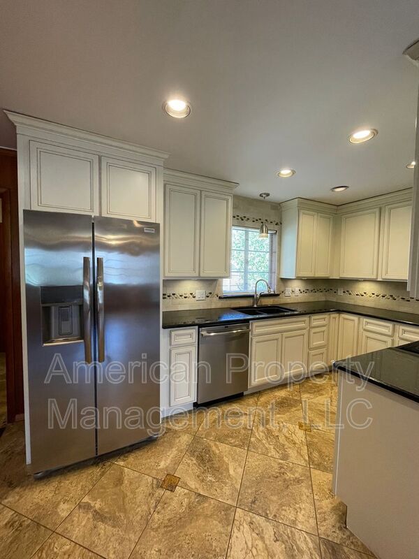 Building Photo - 5147 S Toledo Ave