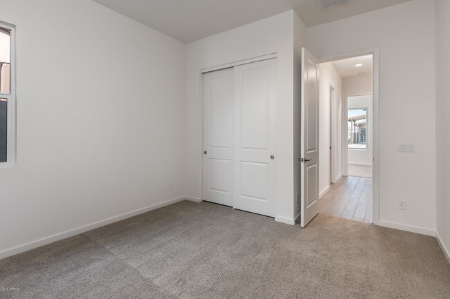 Building Photo - 927 E Paseo Way