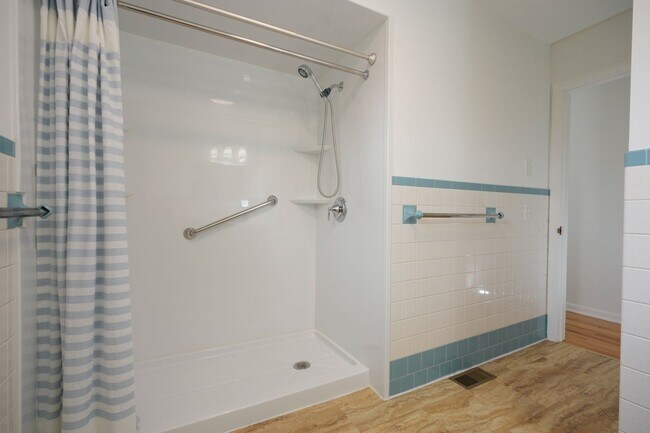 Building Photo - 2305 River Rd