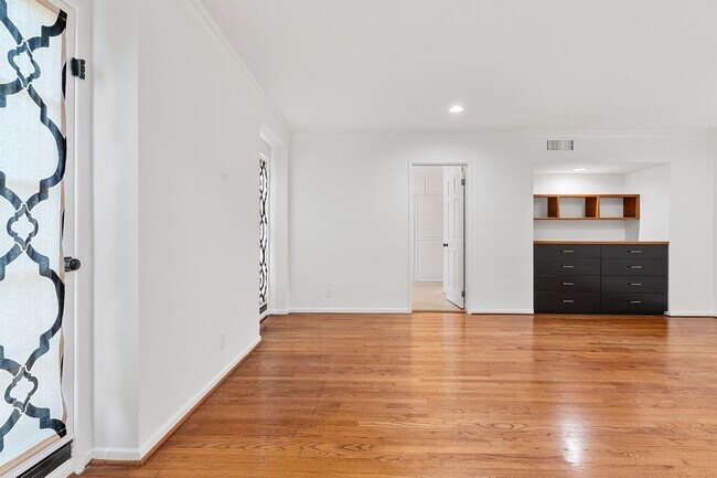 Building Photo - 11053 Strathmore Dr