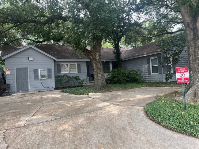 Building Photo - 1241 S College Rd