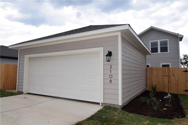 Building Photo - 2108 Pecan Island Dr