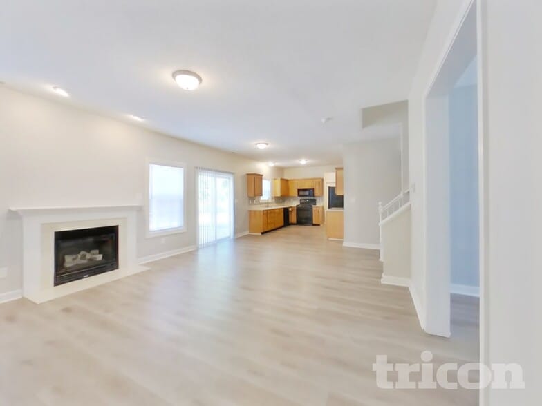 Building Photo - 2990 Parkview Dr