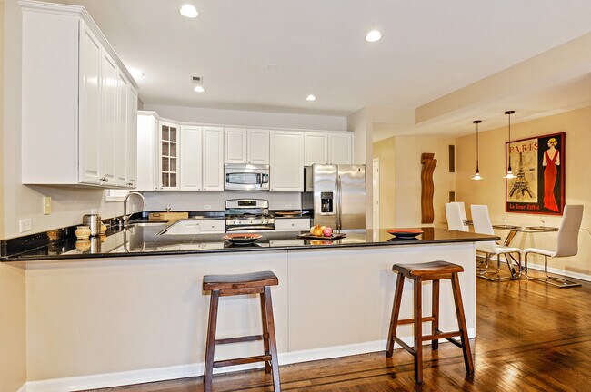 Breakfast Bar - 3328 N Sheffield Ave