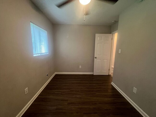 Building Photo - 615 Queens View Ct