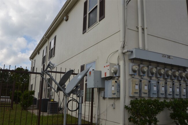 Building Photo - 304 Dell Ct