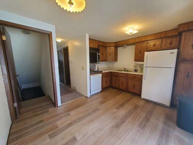 Building Photo - 612.5 Thomas Dr
