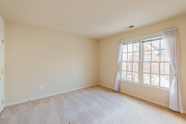 Building Photo - 513 Rosebush Ln