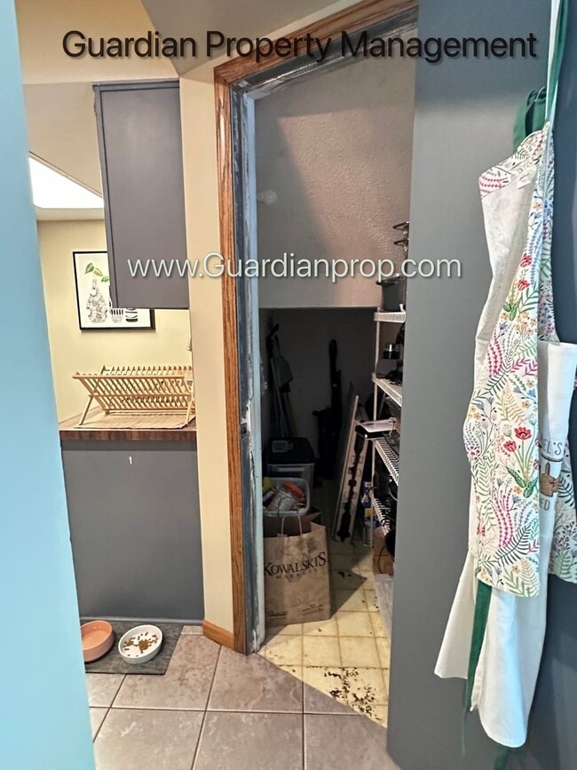 Building Photo - St Louis Park 2 Bedroom Town Home, Dishwasher, 1 Car Garage, Central Air, W/D
