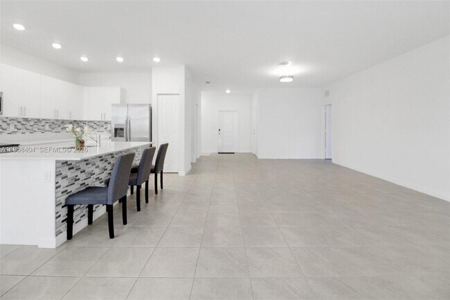 Building Photo - 879 SE 26th Ter