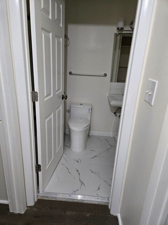 Building Photo - Charming 2BR Condo in Bethel