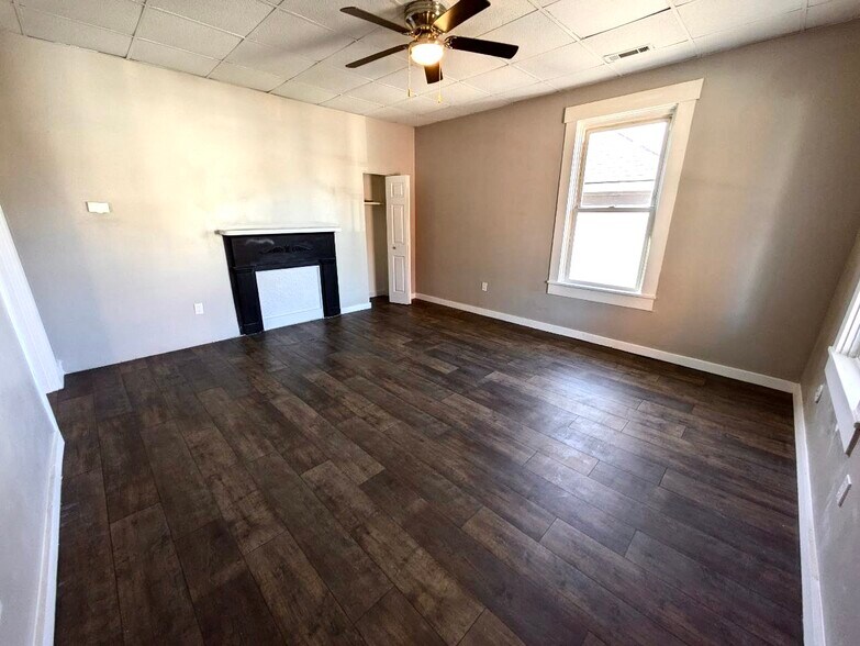 Primary Photo - 231 E Market St