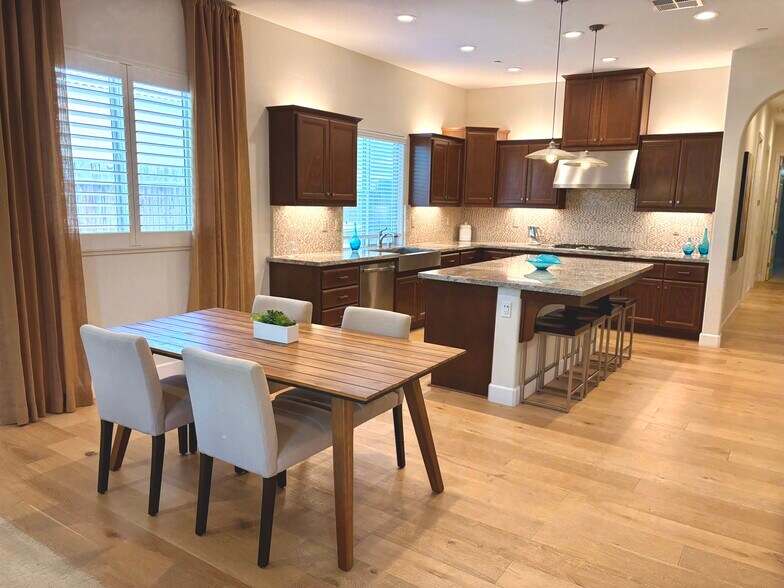 Building Photo - 8912 Claro de Luna Dr