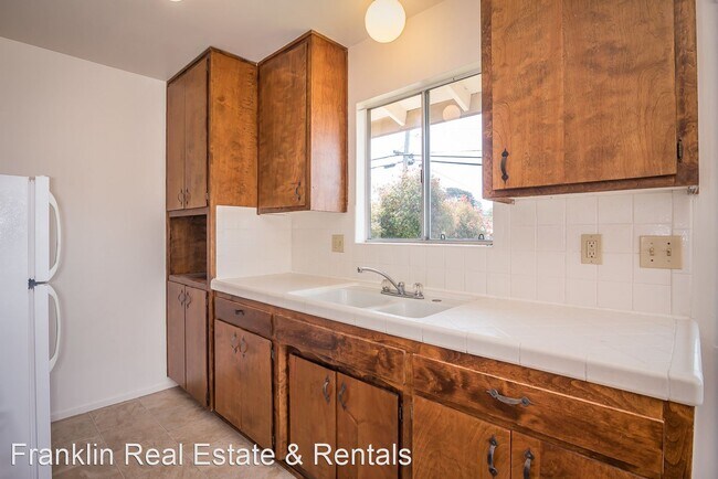 Building Photo - 2 br, 1.5 bath House - 755 Pacific Apt #3