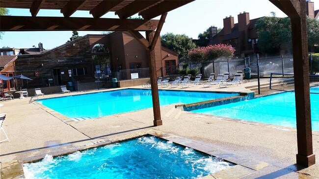 Building Photo - 2312 Balsam Dr