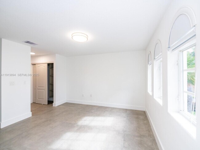 Building Photo - 20729 NE 32nd Ave