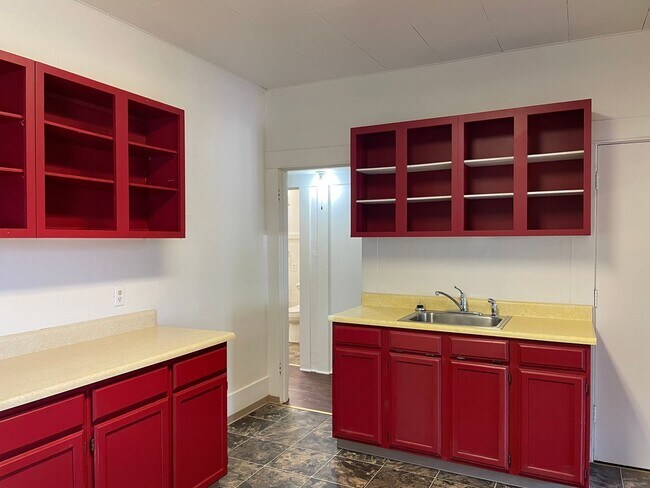 Building Photo - Beautiful Wood Details-Charming 1 Bedroom 1 Bath