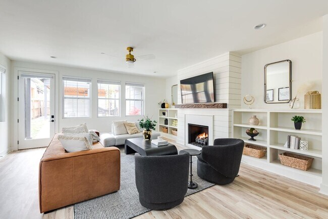 Building Photo - Fully Furnished - Designer Home (Flexible Lease Options)
