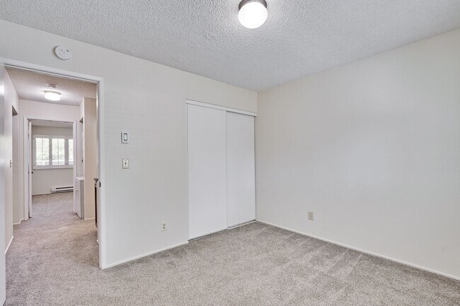 Building Photo - 1st floor corner unit - In Door Laundry- Easy Access to 880 and 237