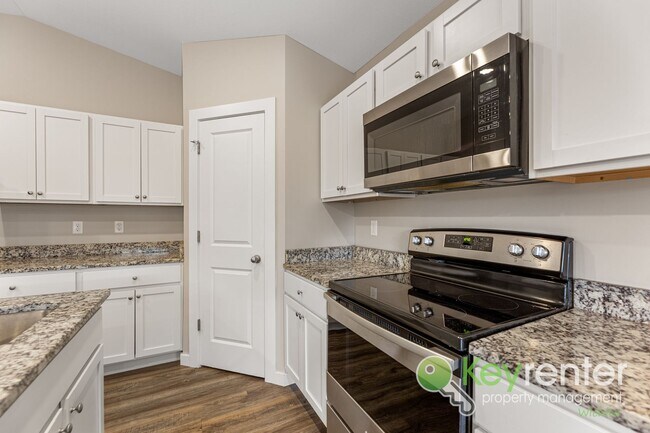 Building Photo - E 69th Ct N Duplex