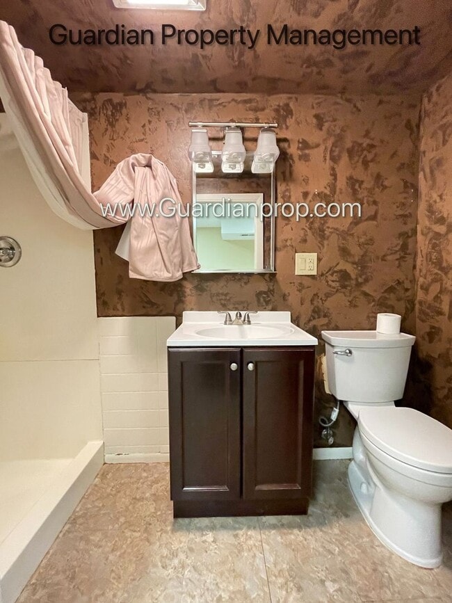 Building Photo - Single Family Home Featuring 2 Baths, 2 Car Garage, Fireplace, and Fenced in Yard