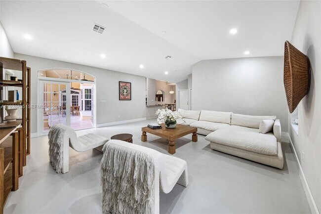 Building Photo - 1033 Almeria Ave