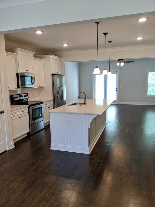 Building Photo - 4 Bedroom Townhome - Lenox Creekside